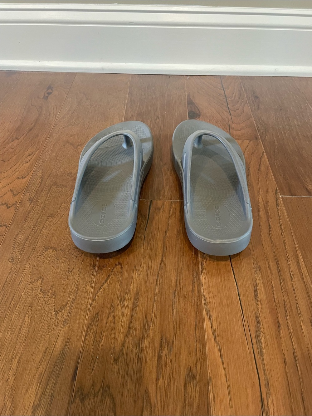 OOFOS Gray Flip Flops - Picture 3 of 7